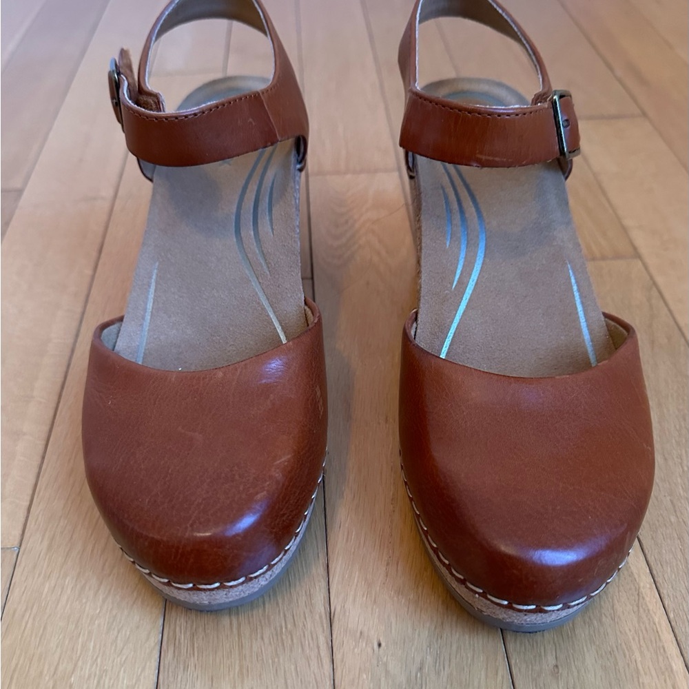 Dansco woman’s clogs brown leather size 8